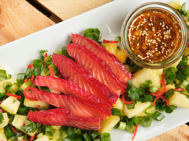Poke-Salat aus Hawaii Poke-Salat mit gefärbtem Lachs