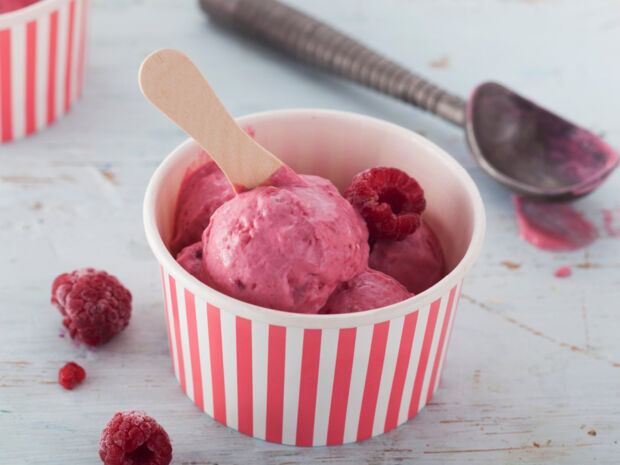 Beeren-Ricotta-Eis mit Amaretto Beeren-Ricotta-Eis mit Amaretto