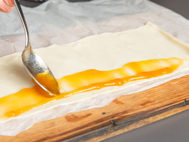 Blätterteig mit Konfitüre bestreichen