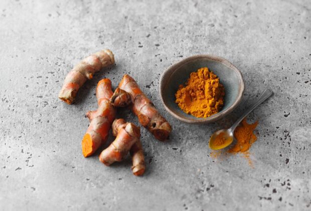 Kurkuma_als_Wurzel_und_gemahlen Kurkuma_als_Wurzel_und_gemahlen