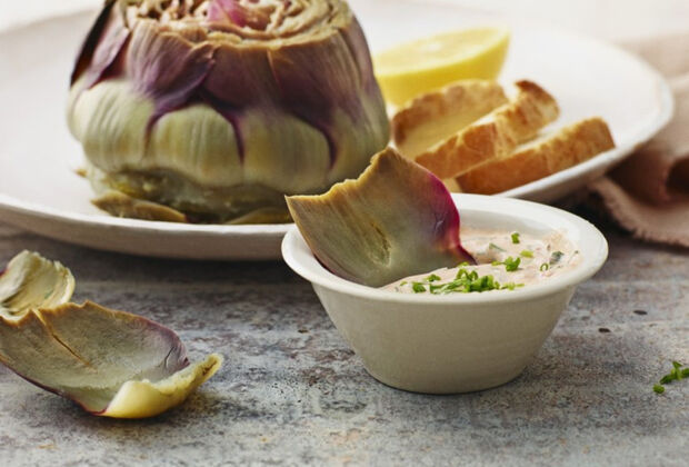 Artischocke mit einem Dipp