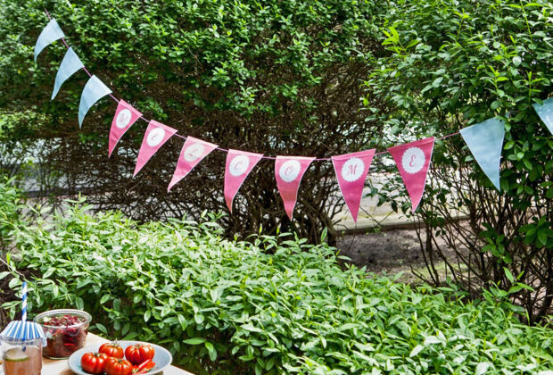 Wimpelkette Eine Wimpelkette hängt im Garten