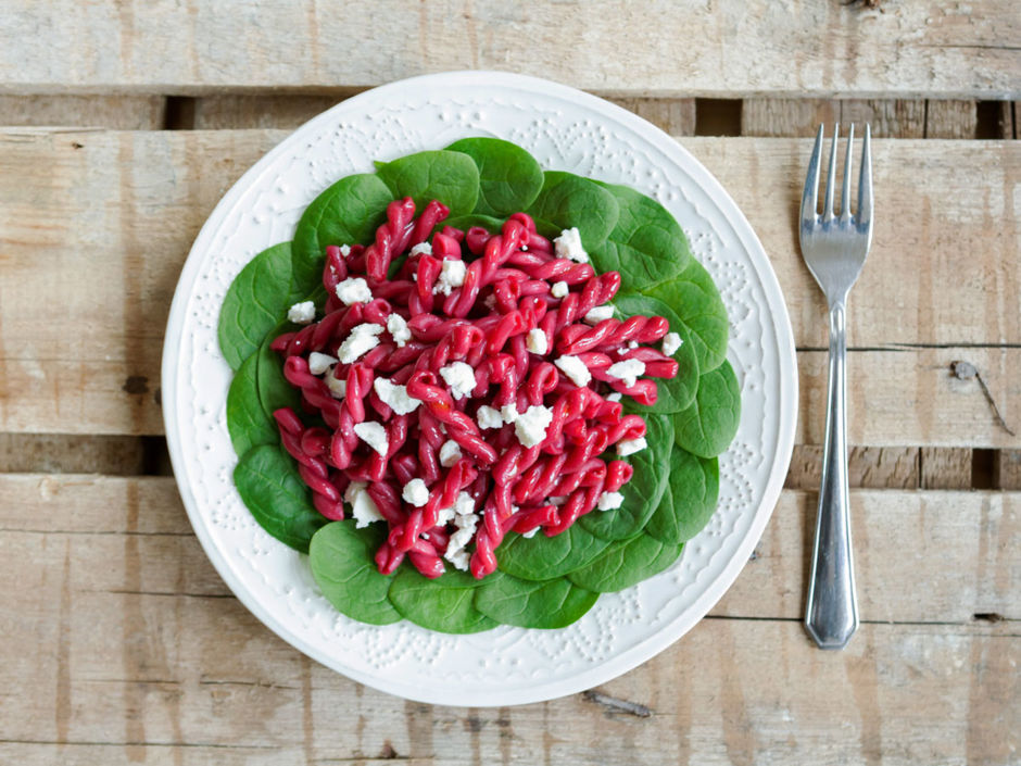 Rezept rote Bete Nudeln mit Spinat und Feta | Kitchengirls