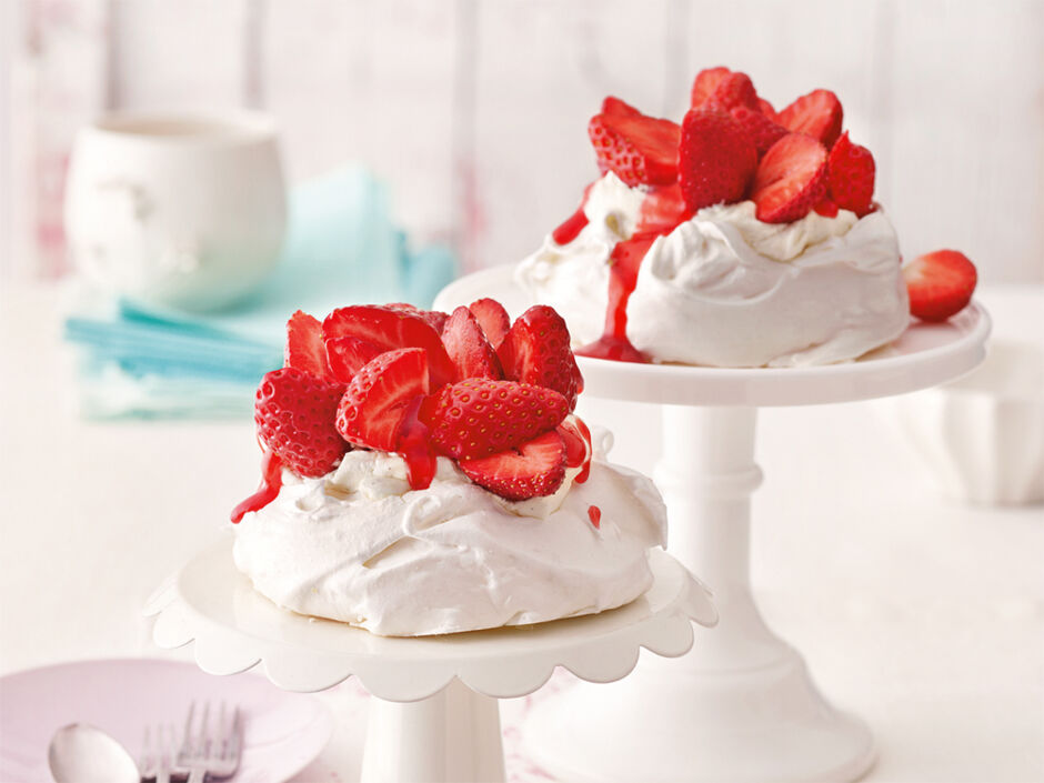 Rezept für Baiser-Törtchen mit Erdbeeren | Kitchengirls Rezept für Baiser-Törtchen mit Erdbeeren | Kitchengirls