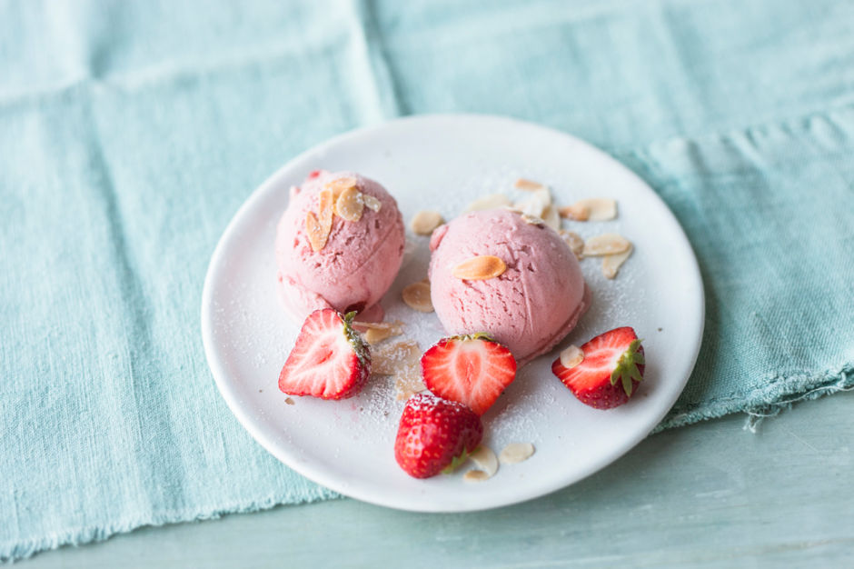 Fruchtiges Erdbeer-Rhabarber-Eis | Kitchengirls